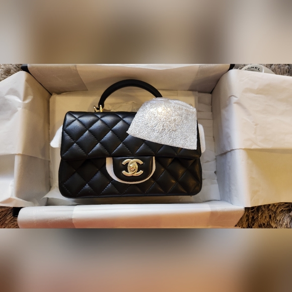 Chanel Mini Flap Bag with Lion charm - Picture 4 of 5